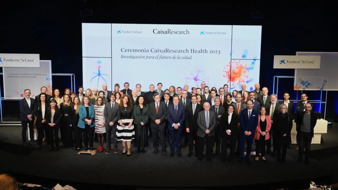 Los investigadores seleccionados junto al director general de la Fundación ”la Caixa”, Antonio Vila Bertrán, y el presidente del Comité Científico de la Fundación Luzón, Màrius Rubiralta.