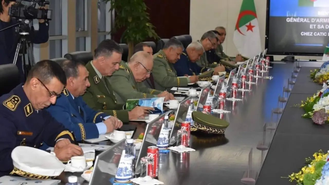 Delegación militar de Argelia visita China