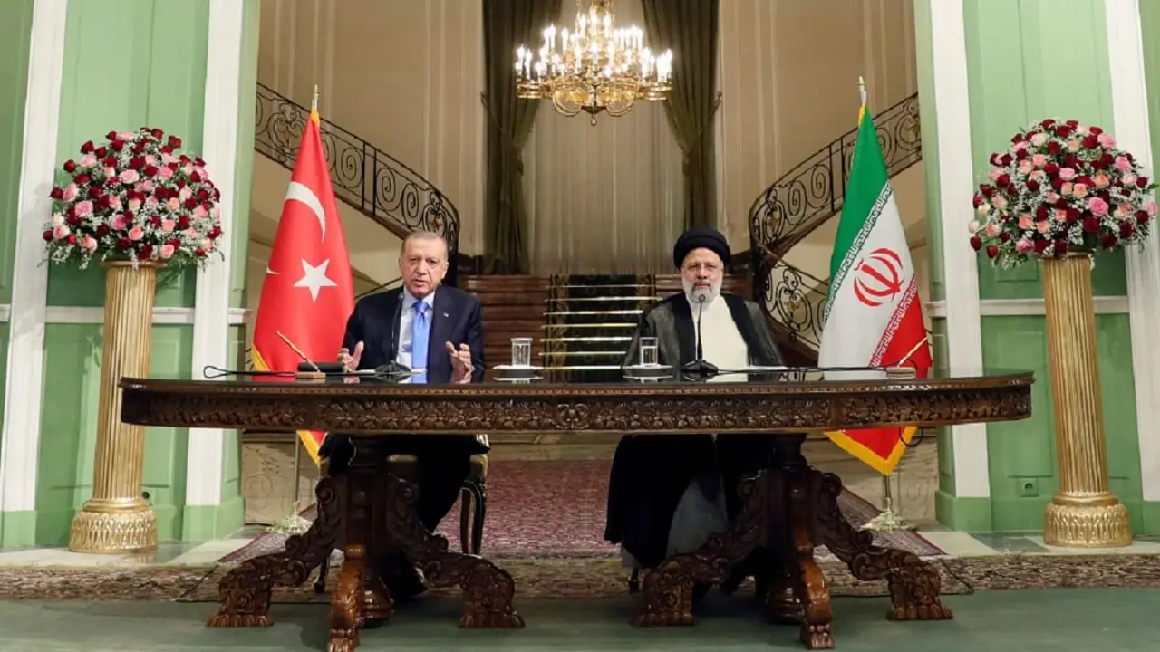 AFP PHOTO/TURKISH PRESIDENTIAL PRESS OFFICE/MUSTAFA KAMACI - Esta fotografía tomada y publicada el 19 de julio de 2022 por la oficina de prensa presidencial turca muestra al presidente turco Recep Tayyip Erdogan (izq.) y al presidente iraní Ebrahim Raisi dando una rueda de prensa tras la 7ª Reunión del Consejo de Cooperación de Alto Nivel Turquía-Irán en el Palacio Sadabat en Teherán, Irán