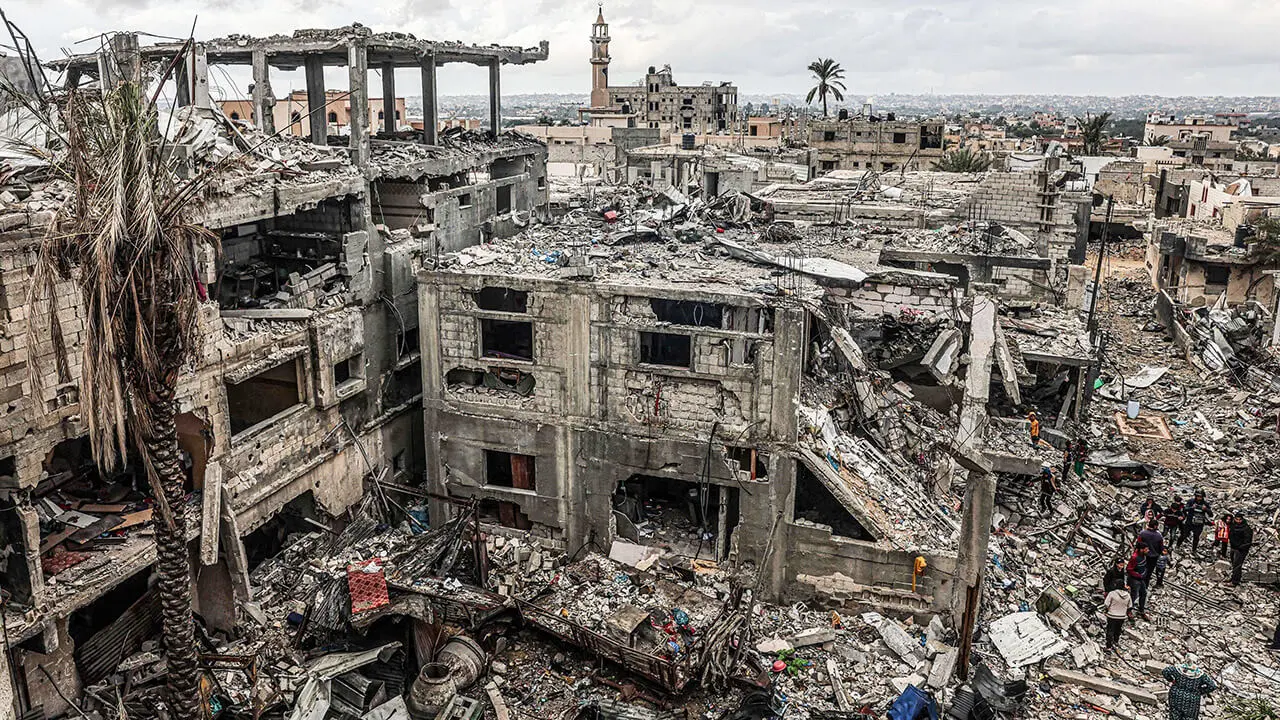 Destrucción causada por los ataques israelíes en sus hogares en la aldea de Khuzaa, al este de Khan Yunis, cerca de la valla fronteriza entre Israel y el sur de la Franja de Gaza el 27 de noviembre de 2023, en medio de una tregua. en las batallas entre Israel y Hamás - AFP/ SAID KHATIB