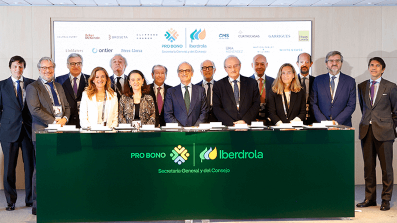 La alianza se ha materializado en un acto en presencia del Secretario General y del Consejo de Iberdrola y los socios directores de Allen & Overy, Baker McKenzie, Broseta, Clifford Chance, CMS Albiñana & Suárez de Lezo, Cuatrecasas, Garrigues, Hogan Lovells, Linklaters, Ontier, Pérez – Llorca, Uría Menéndez, Watson Farley & Williams y White &Case.
La alianza se ha materializado en un acto en presencia del Secretario General y del Consejo de Iberdrola y los socios directores de Allen & Overy, Baker McKenzie, Broseta, Clifford Chance, CMS Albiñana & Suárez de Lezo, Cuatrecasas, Garrigues, Hogan Lovells, Linklaters, Ontier, Pérez – Llorca, Uría Menéndez, Watson Farley & Williams y White &Case.