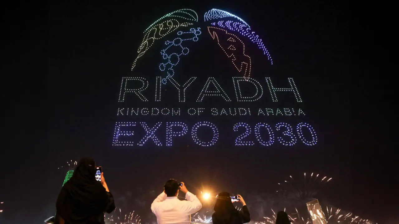 REUTERS/AHMED YOSRI - Fuegos artificiales y un espectáculo de luces, mientras Arabia Saudita celebra haber ganado su candidatura para albergar la Expo Mundial 2030, en Riad, Arabia Saudita, el 28 de noviembre de 2023