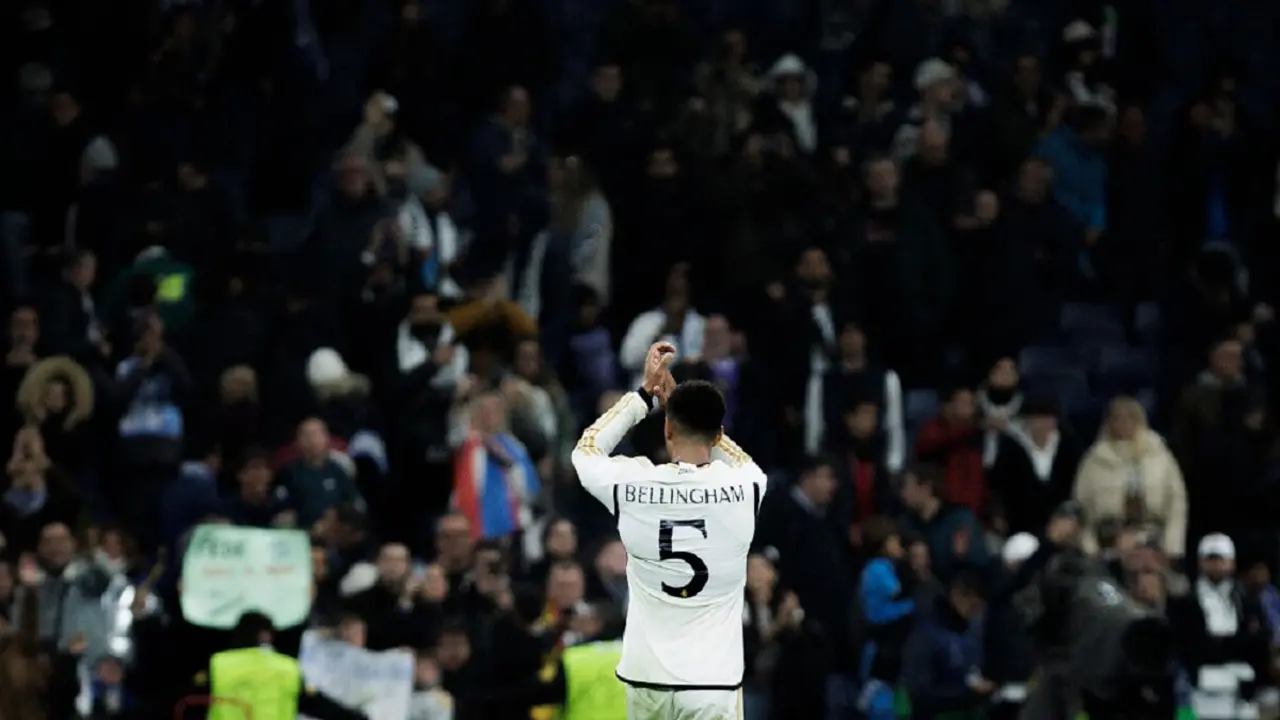 PHOTO/NURPHOTO VÍA AFP/GUILLERMO MARTÍNEZ - Jude Bellingham del Real Madrid celebra la victoria durante el partido de la UEFA Champions League 2023/24 entre el Real Madrid y el Nápoles en el estadio Santiago Bernabéu en Madrid, España, el 29 de noviembre