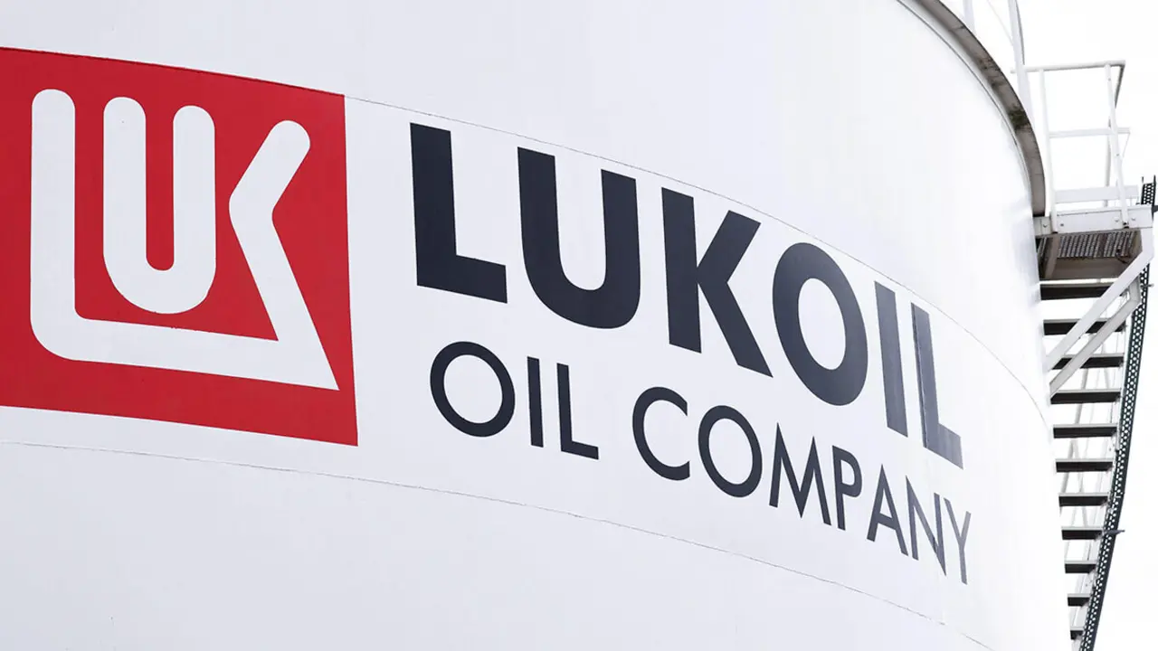 AFP/KENZO TRIBOUILLARD - Tanque de almacenamiento de combustible de la petrolera rusa Lukoil