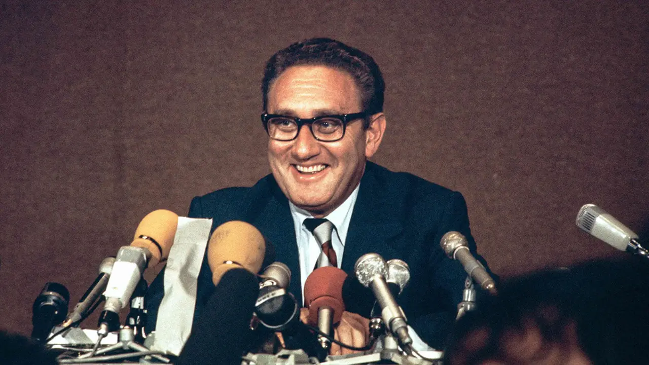 FILE/AFP - El asesor especial del presidente estadounidense Nixon, Henry Kissinger, se ríe durante una conferencia de prensa, tras el comunicado final sobre la implementación de los Acuerdos de Paz de Vietnam, firmado por Kissinger y el líder de la delegación norvietnamita, Le Duc Tho, el 13 de junio de 1973 en París