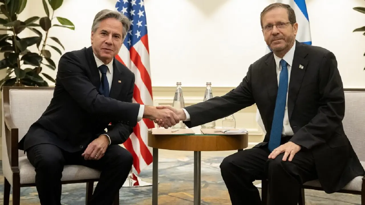 PHOTO/AFP/SAUL LOEB - El presidente de Israel, Isaac Herzog, estrecha la mano del secretario de Estado estadounidense, Antony Blinken (izq.), durante su reunión en Tel Aviv el 30 de noviembre de 2023, tras el anuncio de una prórroga de la tregua entre Israel y Hamás justo antes de que expirara