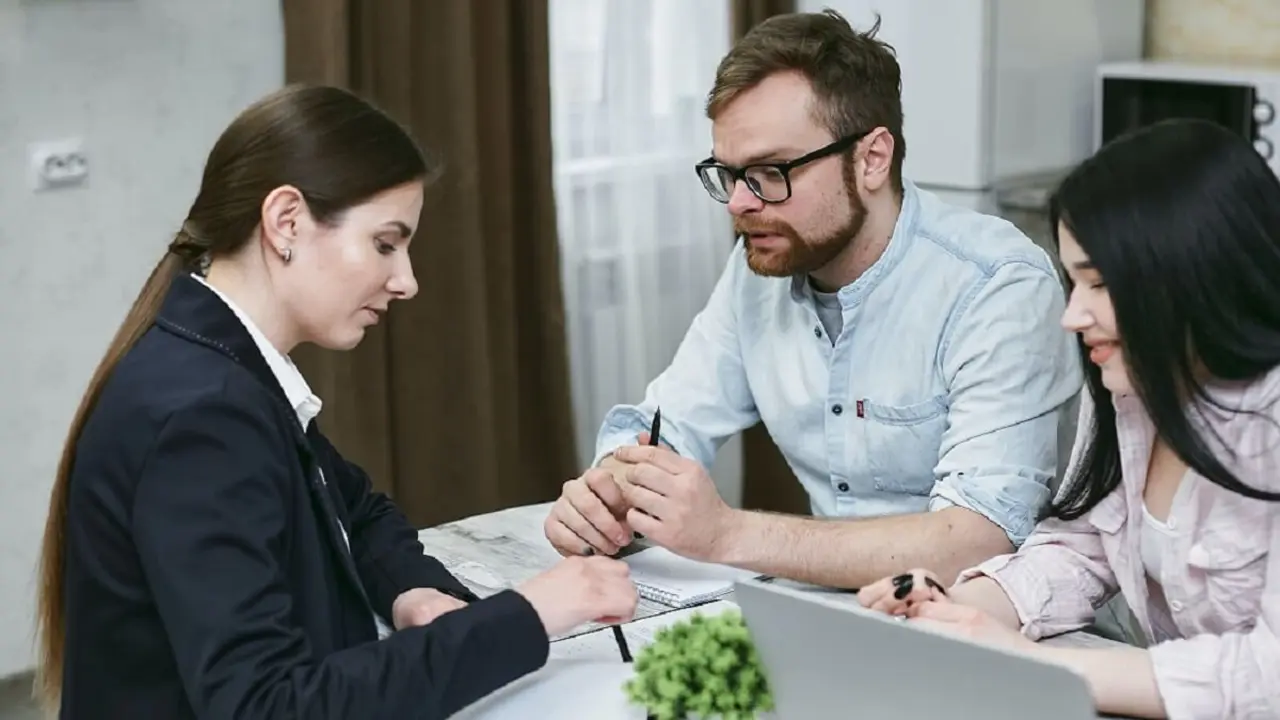 1- Photo by Mikhail Nilov: https://www.pexels.com/photo/people-having-conversation-7731323/