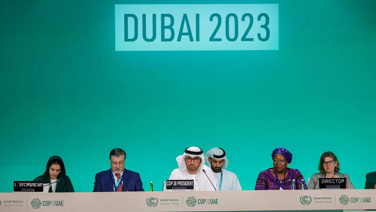 AFP/GIUSEPPE CACACE - El presidente de la COP28, Sultan Ahmed Al Jaber (C), preside la ceremonia de apertura de la cumbre climática de las Naciones Unidas COP28 en Dubái el 30 de noviembre de 2023