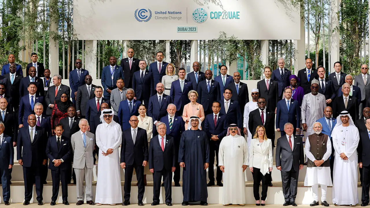 Líderes mundiales caminan por Al Wasl después de la foto grupal durante la Conferencia de las Naciones Unidas sobre el Cambio Climático (COP28), en Dubai, Emiratos Árabes Unidos, el 1 de diciembre de 2023
COP28/Neville Hopwood vía REUTERS