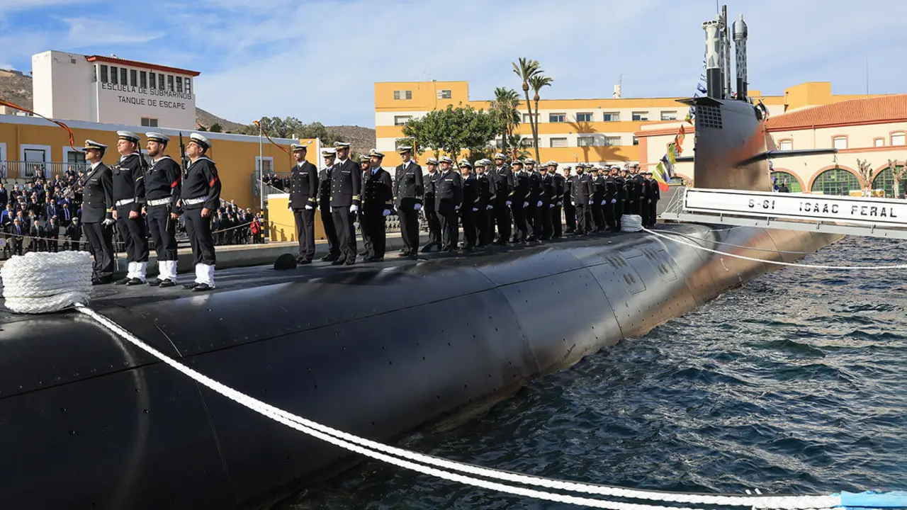 PHOTO/MDE-Iñaki Gómez - La dotación del S-81 “Isaac Peral” forma en cubierta el 30 de noviembre, durante la ceremonia de recepción del submarino por parte de la Armada en el arsenal de Cartagena, Murcia