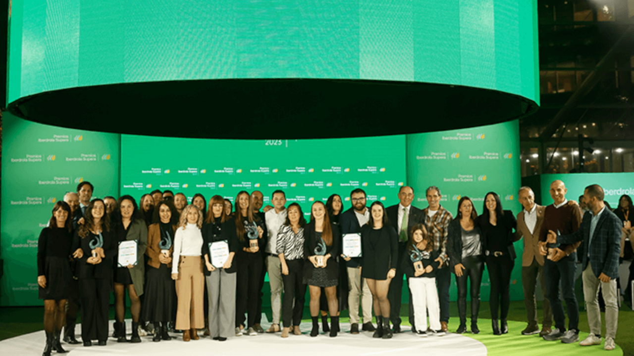 Ignacio Galán junto a los premiados de los Premios Supera