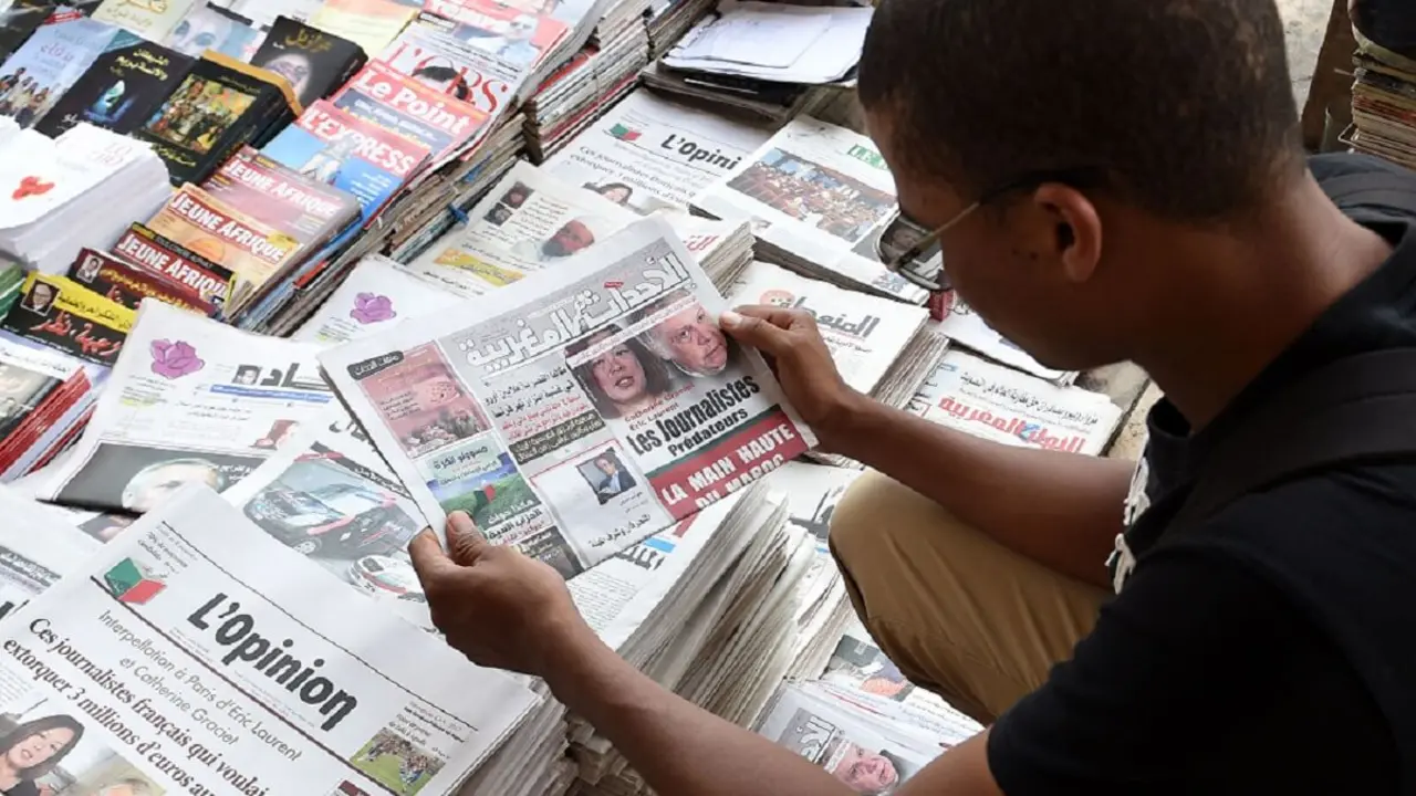 PHOTO/AFP/FADEL SENNA - Un hombre marroquí echa un vistazo a la portada de un número del diario Al Ahdath Al Maghribia