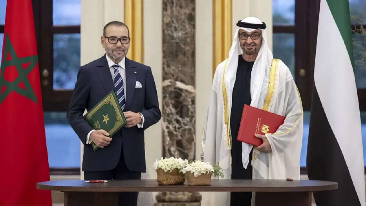 PHOTO/AFP/TRIBUNAL PRESIDENCIAL DE EAU – Mohamed VI y Mohamed bin Zayed al-Nahyan