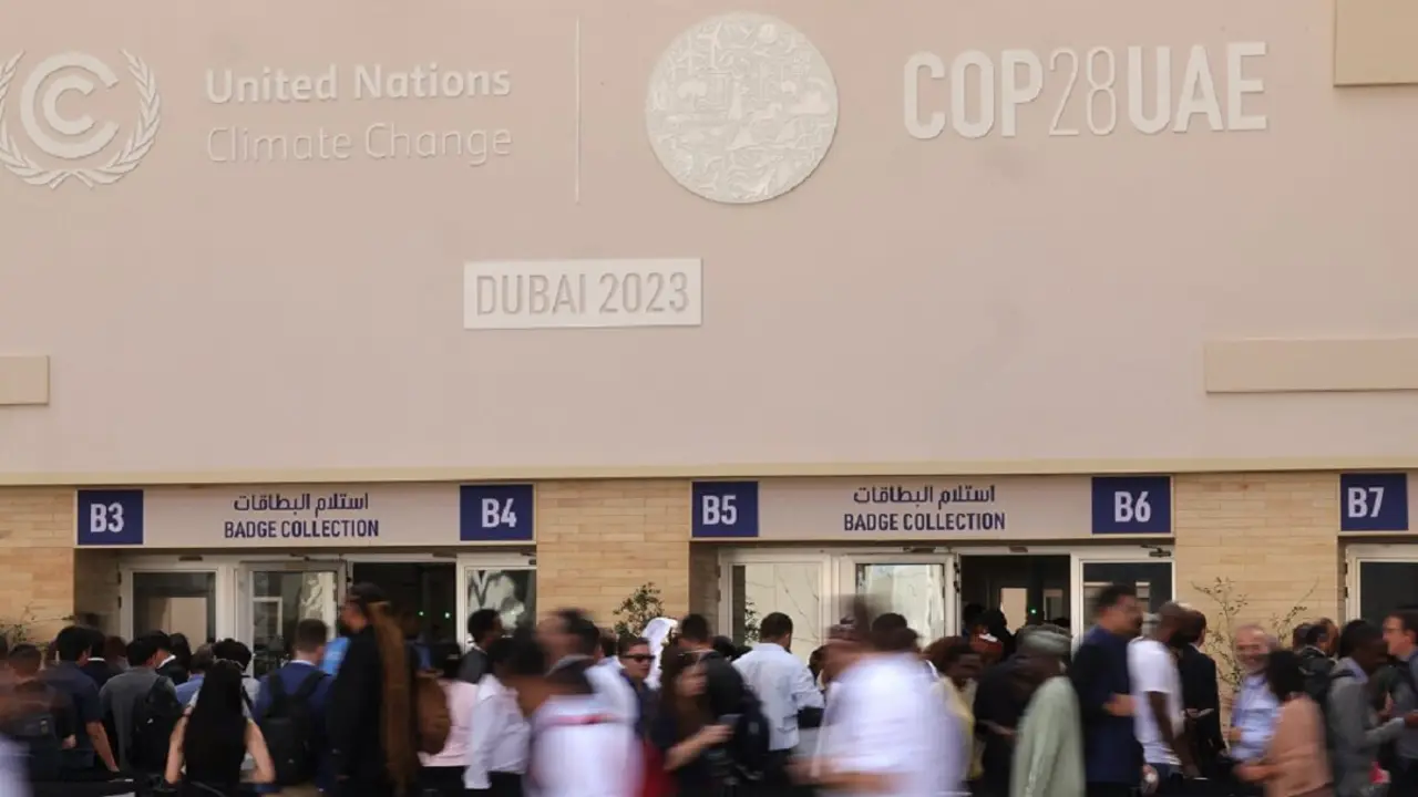 PHOTO/AFP/GUISEPPE CACACE – Varios delegados hacen cola para entrar en el recinto de Expo City durante las conversaciones sobre el clima de las Naciones Unidas COP28 en Dubái el 4 de diciembre de 2023