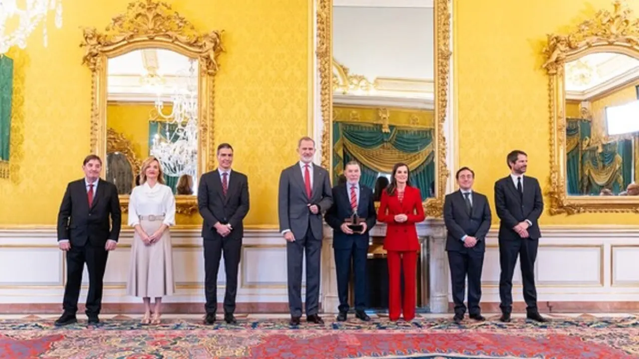 PHOTO/Instituto Cervantes/Fernando Llorente - Don Felipe y doña Letizia posan con el hispanista Dieter Ingenschay (centro), además del presidente del Gobierno, los tres ministros que forman parte del Patronato y Luis García Montero