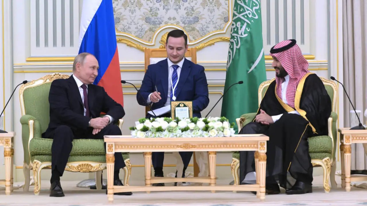 Foto de Alexey NIKOLSKY / POOL / AFP - El presidente de Rusia, Vladimir Putin, y al príncipe heredero saudí, Mohamed bin Salman