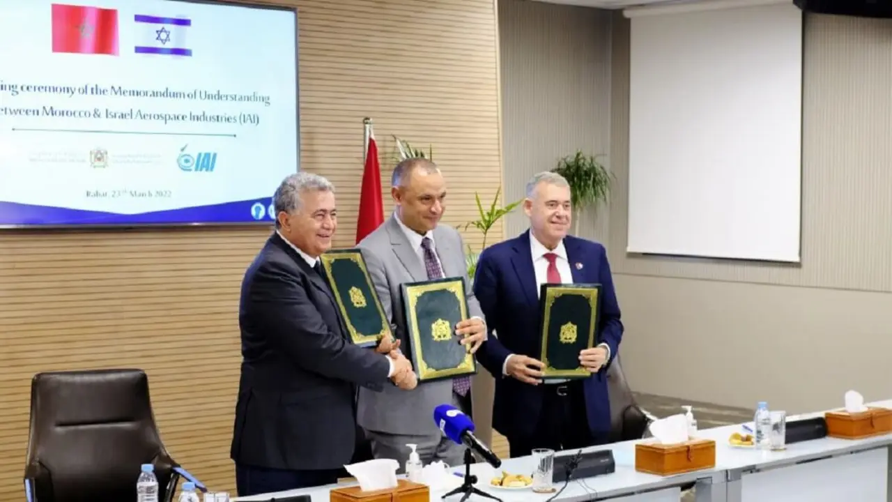 PHOTO/Israel Aerospace Industries - El presidente de IAI, Amir Peretz, el ministro marroquí de Industria y Comercio, Ryad Mezzour (centro), y el director ejecutivo de IAI, Boaz Levy, en marzo de 2022 cerraron un acuerdo de cooperación aeroespacial