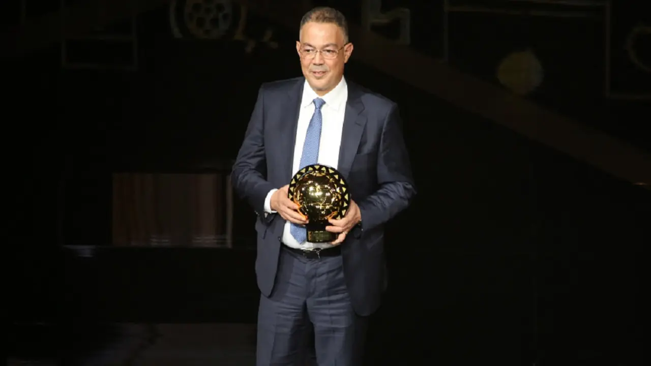 Fouzi Lekjaa, presidente de la Real Federación Marroquí de Fútbol, recibe el Premio al Mejor Equipo durante los Premios de la Confederación Africana de Fútbol (CAF) 2023 en Marrakech el 11 de diciembre de 2023 - PHOTO/AFP