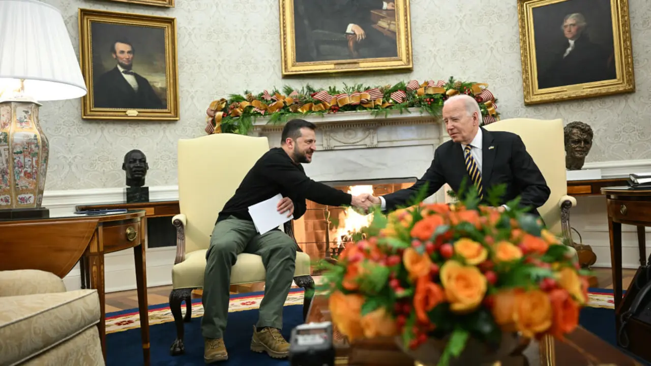 Mandel NGAN / AFP - El presidente estadounidense, Joe Biden, le da la mano al presidente ucraniano, Volodymyr Zelensky, en la Oficina Oval de la Casa Blanca