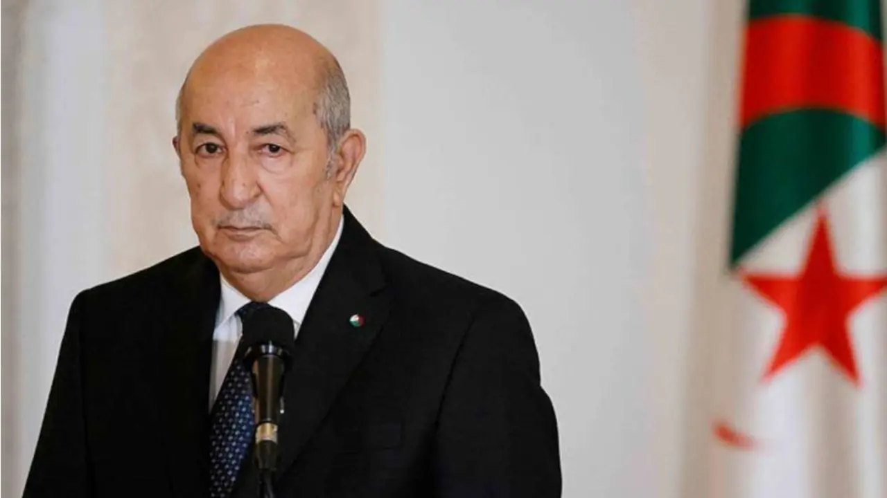 El presidente de Argelia, Abdelmadjid Tebboune, pronuncia un discurso durante una ceremonia de firma en el pabellón de honor del aeropuerto de Argel, en Argel, el 27 de agosto de 2022. - El presidente francés realiza una visita de tres días a Argelia con el objetivo de restablecer los lazos con la antigua colonia francesa, que este año celebra su 60 aniversario de independencia - PHOTO/LUDOVIC MARIN/AFP