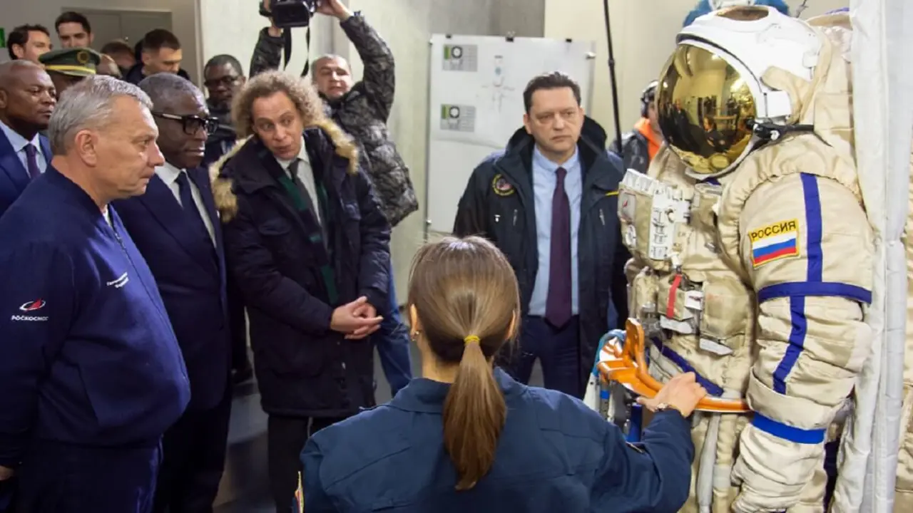 PHOTO/Roscosmos - Durante su visita al Centro de Entrenamiento de Cosmonautas “Yuri Gagarin” de Moscú, el vicepresidente de Guinea Ecuatorial, Teodoro Nguema Obiang, recibe explicaciones del traje ruso Orlan para salir al espacio exterior