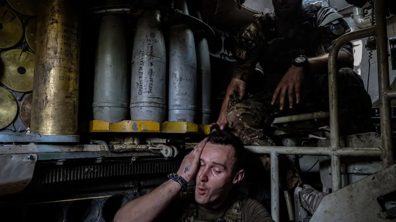 MARIA SENOVILLA_ El soldado Anton y su comandante preparan las cargas en el interior de un cañón autopropulsado 2S3, apostado en el frente de combate de Donetsk