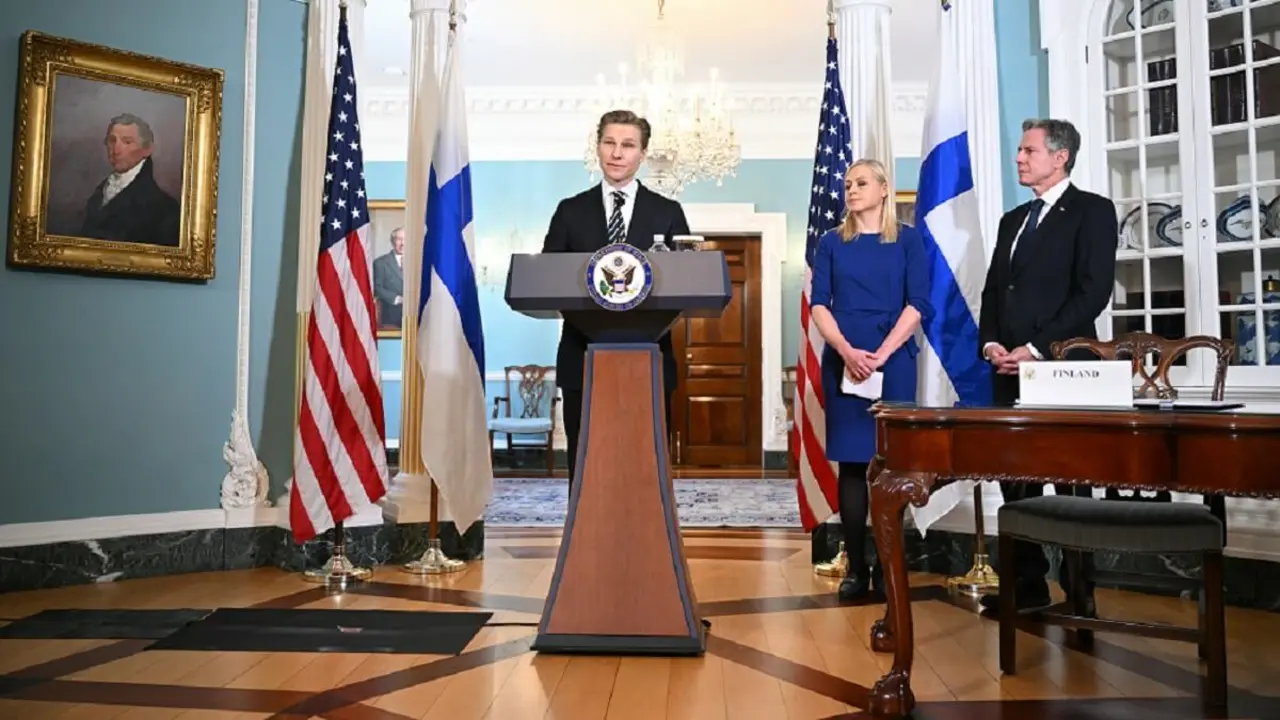 PHOTO/AFP/MANDEL NGAN - El secretario de Estado de Estados Unidos, Antony Blinken (Derecha), junto a la ministra de Asuntos Exteriores de Finlandia, Elina Valtonen, escucha la intervención del ministro de Defensa, Antti Häkkänen, en la Sala de Tratados del Departamento de Estado en Washington, DC, el 18 de diciembre de 2023