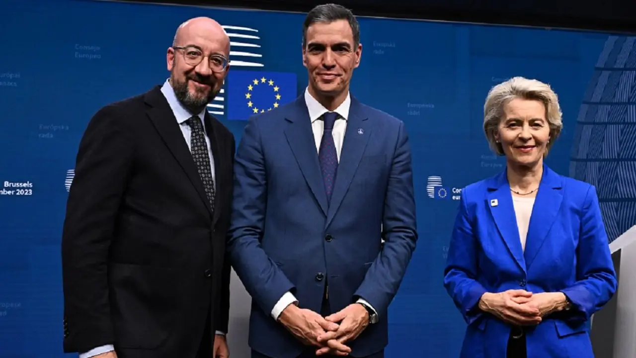 El presidente del Consejo Europeo, Charles Michel, el presidente del Gobierno español, Pedro Sánchez, y la presidenta de la Comisión Europea, Ursula von der Leyen, posan tras dar una rueda de prensa en el marco de la cumbre de la Unión Europea en la sede europea de Bruselas, el 15 de diciembre de 2023 - PHOTO/AFP/JOHN THYS