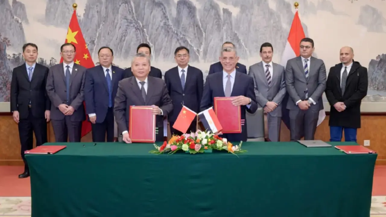 El jefe de la Administración Nacional del Espacio de China (CNSA), Zhang Kejian y el director de la Agencia Espacial de Egipto (EgSA), profesor Sherif Sedky, muestran el documento de adhesión del país árabe al proyecto ILRS - PHOTO/CNSA
