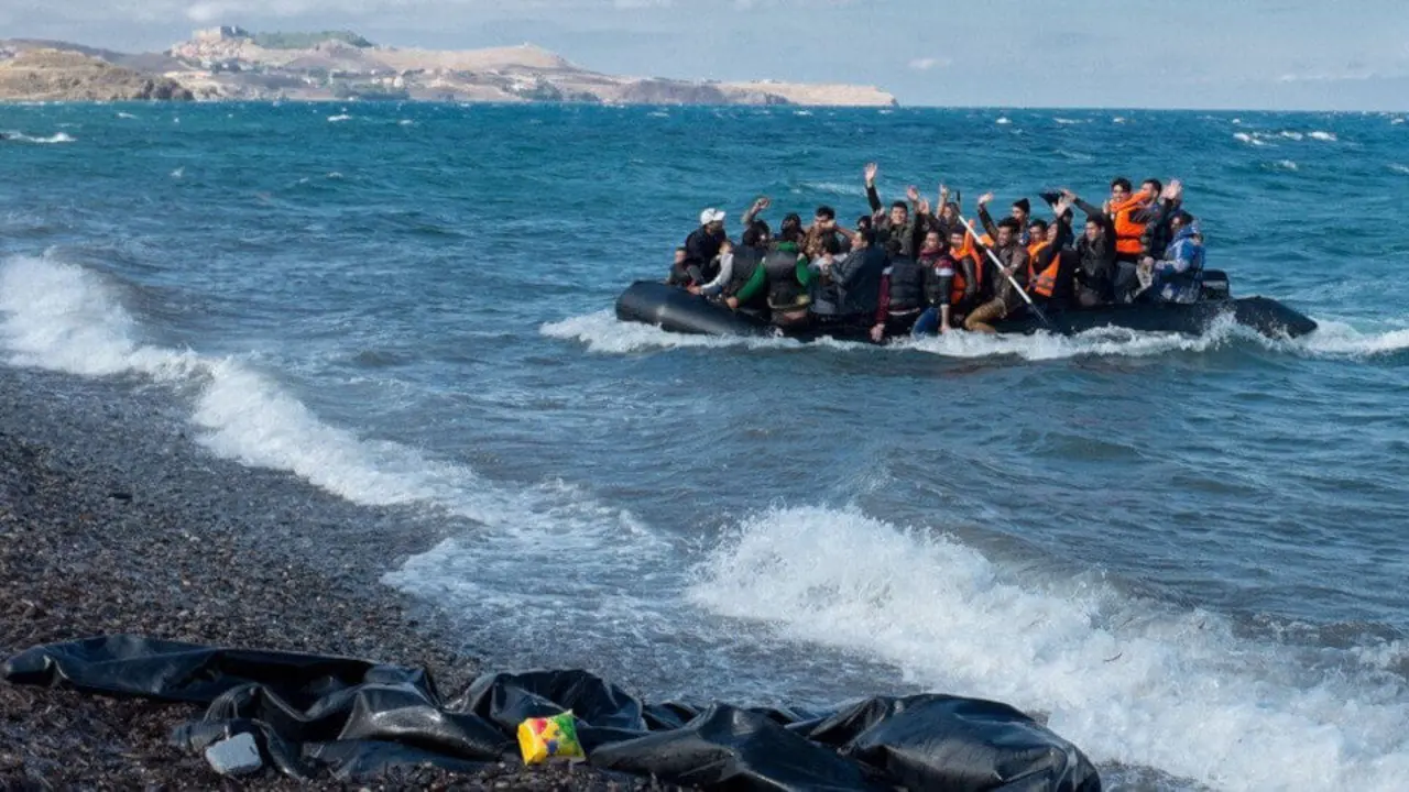 Llegada de una balsa con decenas de refugiados a las costas de Lesbos, en Grecia - UNICEF/Ashley Gilbertson VII