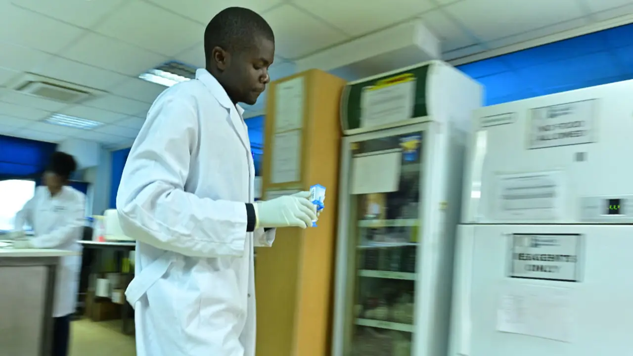 Laboratorio en Kenia - AFP / TONY KARUMBA
