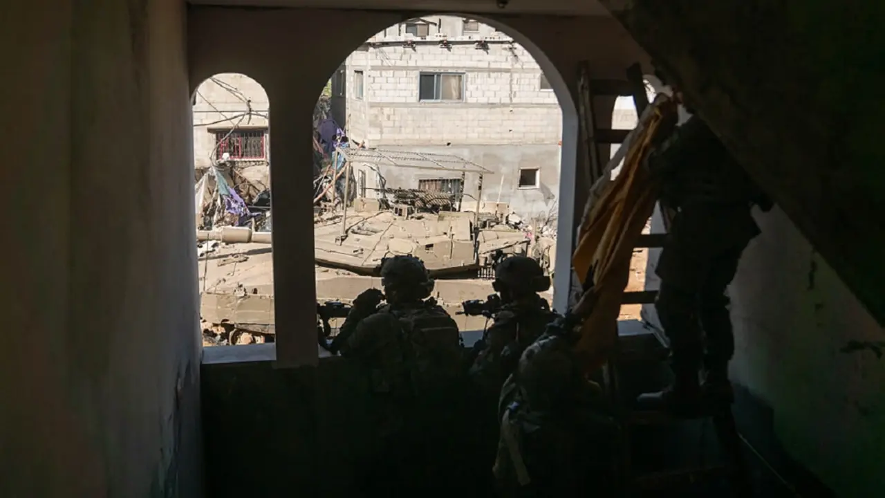 Esta foto difundida por el Ejército israelí el 28 de diciembre de 2023 muestra a las tropas sobre el terreno en la Franja de Gaza en medio de las continuas batallas entre Israel y el grupo militante palestino Hamás - AFP PHOTO/HANDOUT/ISRAELI ARMY