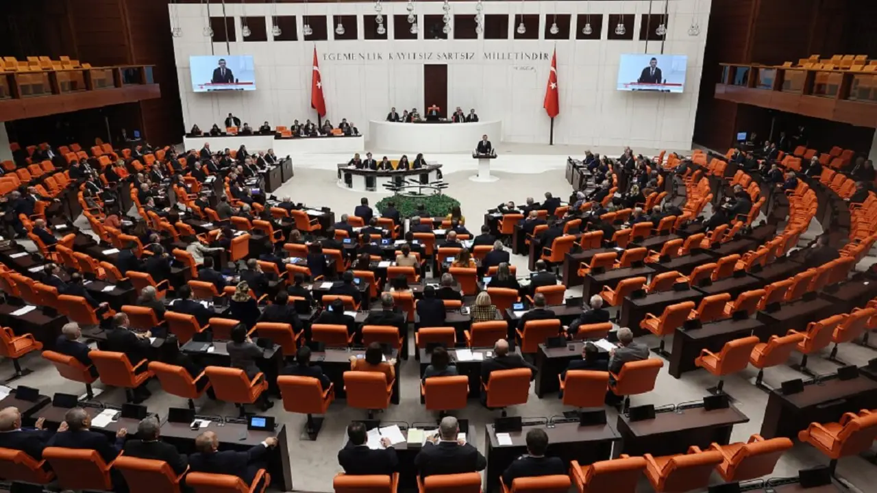 PHOTO/AFP/ADEM ALTAN – Parlamento de Turquía