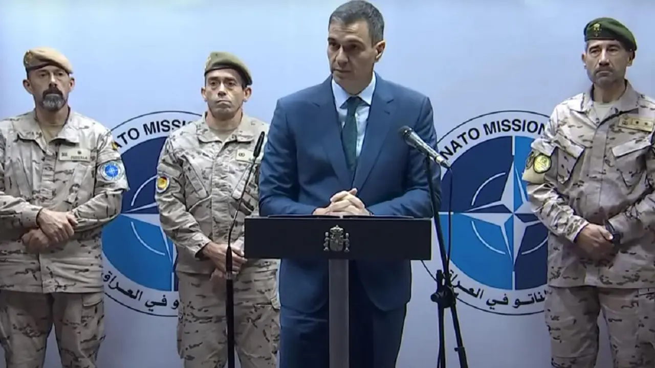 El presidente se ha acercado a Irak con un grupo de empresarios para saludar a las tropas españolas allí desplegadas, tras mantener conversaciones con las máximas autoridades del país - PHOTO/Pool Moncloa-Borja Puig de la Bellacasa