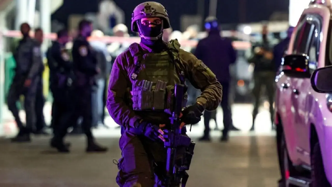 Fuerzas de seguridad israelíes comprueban el lugar de un ataque con arma blanca en el puesto de control de Mizmoria, al sur de Jerusalén, el 28 de diciembre de 2023, mientras continúan los combates entre Israel y el movimiento palestino Hamás en la Franja de Gaza – PHOTO/AHMAD GHARABLI/AFP