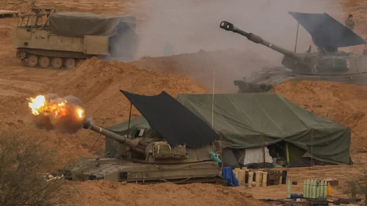 Un obús de artillería autopropulsada del ejército israelí dispara proyectiles desde una posición cercana a la frontera con la Franja de Gaza, en el sur de Israel, el 28 de diciembre de 2023, en medio de los combates en curso entre Israel y el grupo militante palestino Hamás – PHOTO/JACK GUEZ/AFP