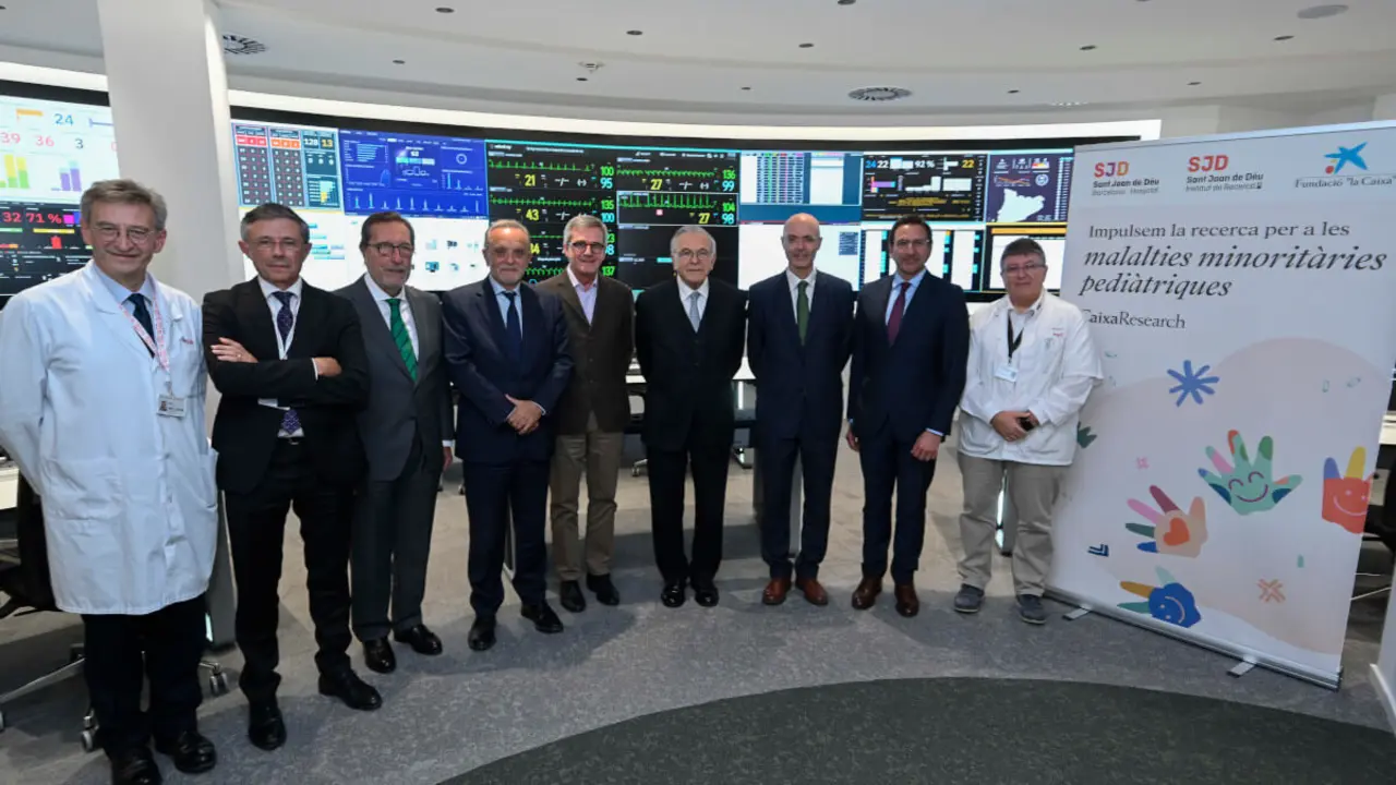De izquierda a derecha, el Director Médico del Hospital Sant Joan de Déu Barcelona, Miquel Pons; el director del Instituto de Investigación Sant Joan de Déu, Joan Comella; el director general de la Fundación ”la Caixa”, Antonio Vila Betrán; el director gerente del Hospital Sant Joan de Déu Barcelona, Manel del Castillo; el Hermano del Orden Hospitalario de Sant Joan de Déu, Joaquim Erra; el Presidente de la Fundación ”la Caixa”, Isidro Fainé; director de la Fundació de Recerca Sant Joan de Déu, Emili Bargalló; el director del Área de Relaciones con Instituciones de Investigación y Salud de la Fundación ”la Caixa”, Ignasi López, y el director de Datos y Estrategia Digital del Hospital Sant Joan de Déu Barcelona, Francesc Garcia Cuyàs.