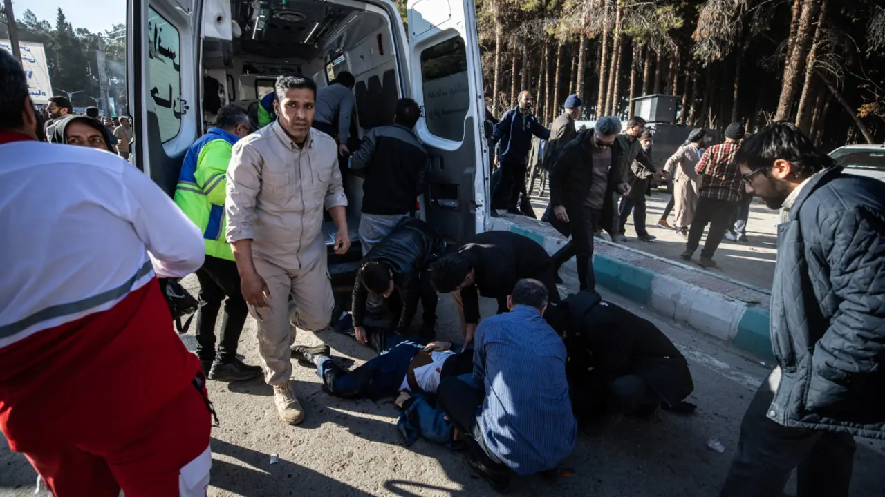 Los servicios de emergencia iraníes tras las dos explosiones en Kermán - MEHR NEWS / AFP