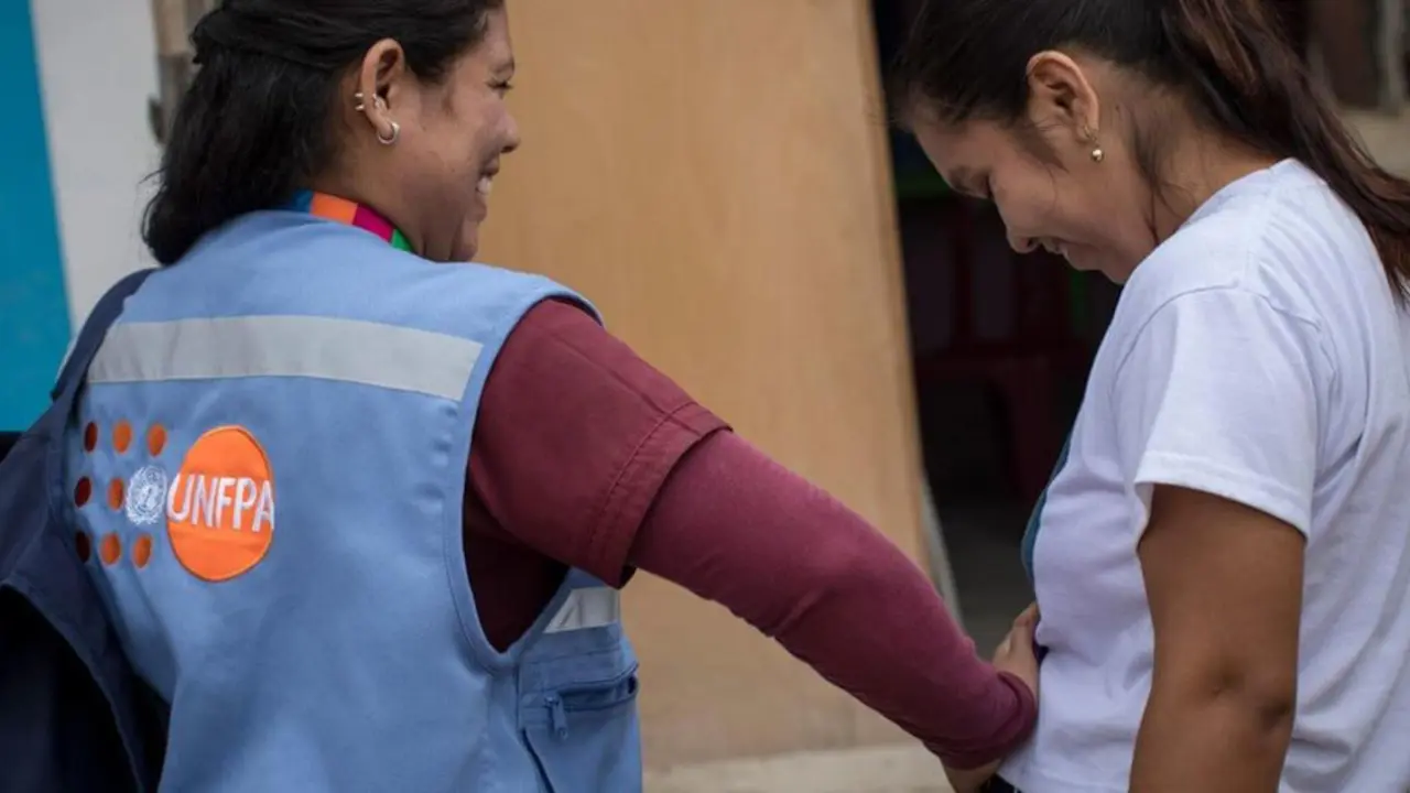 © UNFPA Peru Una partera del UNFPA visita a una madre embarazada de dos hijos en su casa en el noroeste de Perú.