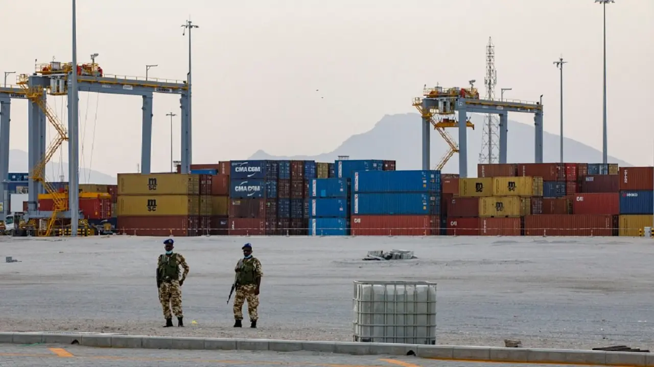 Personal de seguridad de Somalilandia vigila los contenedores de mercancías almacenados en el puerto de Berbera el 31 de agosto de 2021 – PHOTO/Ed RAM/AFP