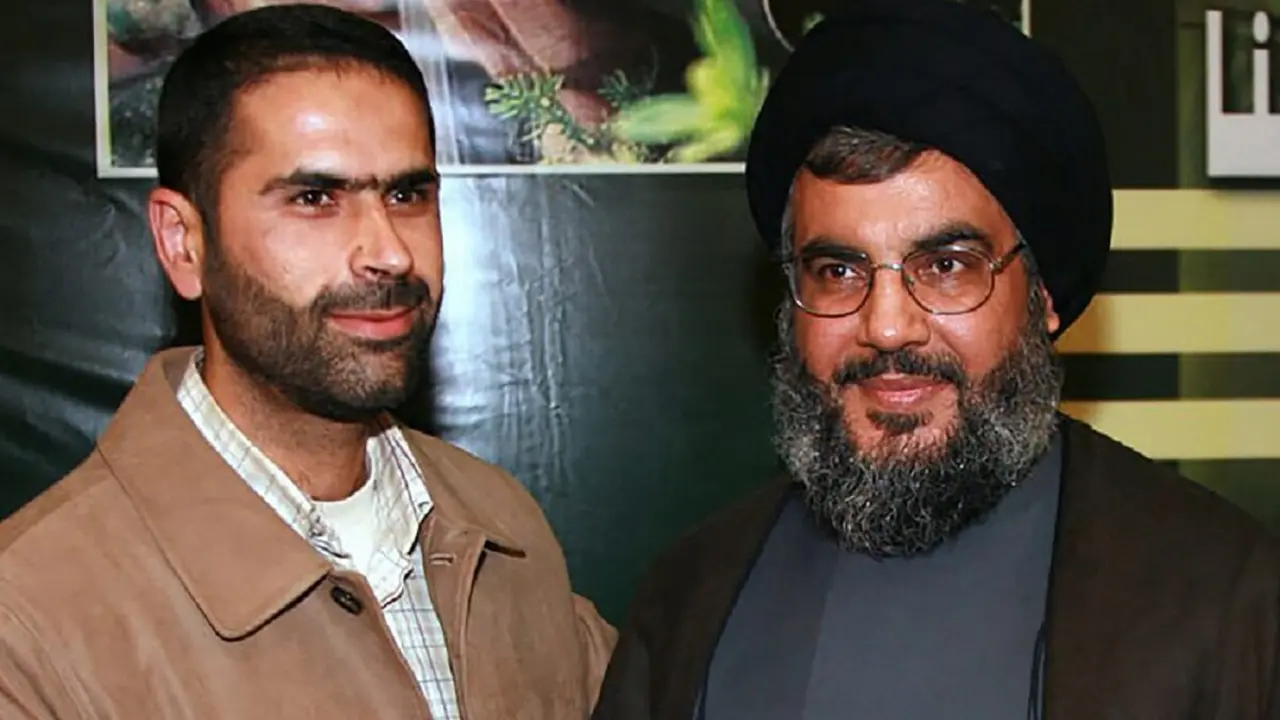 Una foto sin fecha difundida por la oficina de prensa de los medios militares de Hezbolá el 8 de enero de 2024, muestra al comandante militar de Hezbolá Wissam Hassan Tawil, conocido como Jawad (izq.), saludando al jefe de Hezbolá Hassan Nasrallah en un lugar no revelado – PHOTO/AFP PHOTO/HEZBOLLAH MILITARY MEDIA PRESS OFFICE