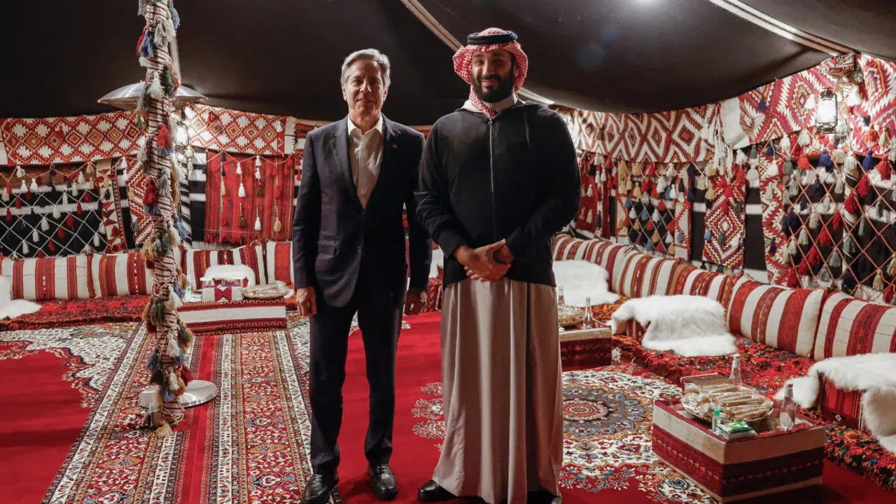El secretario de Estado de Estados Unidos, Antony Blinken, se reúne con el príncipe heredero saudí, Mohamed bin Salman, en al-Ula para abordar la guerra en Gaza - EVELYN HOCKSTEIN / POOL / AFP