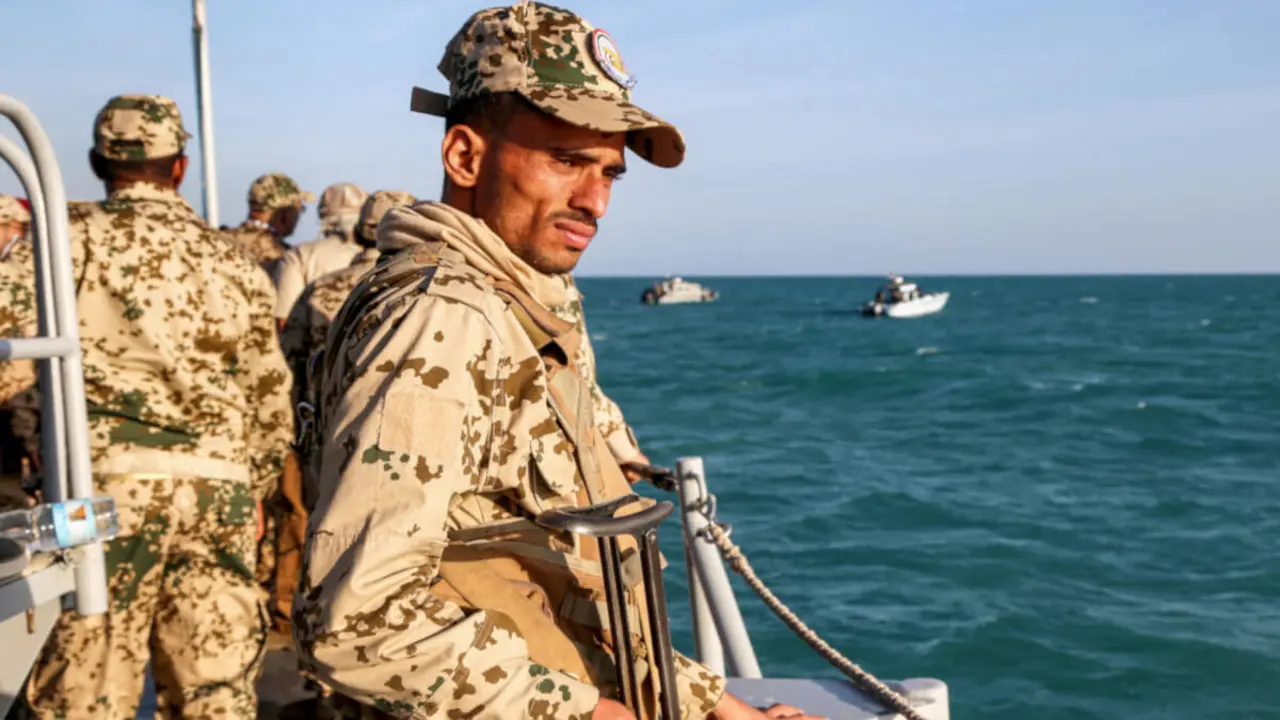 Un miembro de la guardia costera yemení leal al Gobierno reconocido internacionalmente viaja en una lancha patrullera en el mar Rojo frente a la ciudad de Mocha, controlada por el gobierno, en la provincia occidental de Taiz, cerca del estratégico estrecho de Bab al-Mandeb, el 12 de diciembre de 2023 (PHOTO/Khaled ZIAD/AFP)