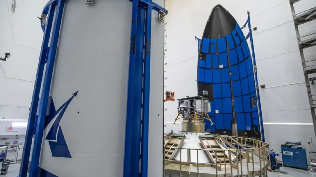 Con un peso antes del despegue de 1.263 kilos, 1,9 metros de longitud y 2,5 de ancho, el módulo de descenso lunar Peregrine se muestra antes de ser encerrado en la cofia del lanzador Vulcan que lo ha llevado al espacio - PHOTO/NASA