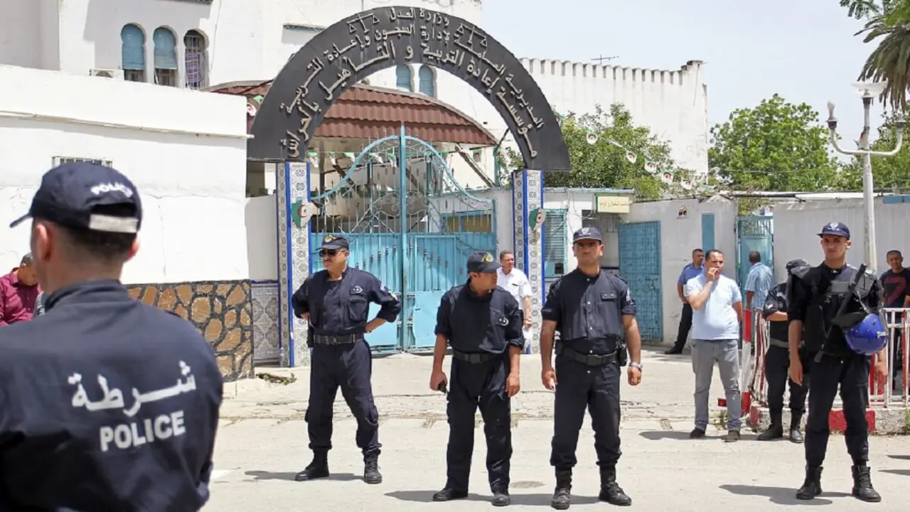 Policías argelinos custodian dependencias oficiales – PHOTO/AFP