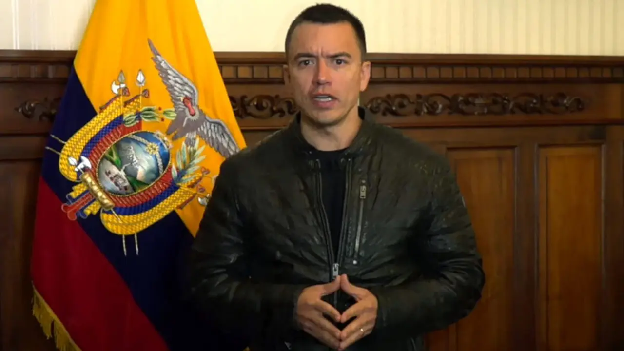 Captura de un video difundido por la oficina de prensa de la presidencia de Ecuador que muestra al presidente de Ecuador, Daniel Noboa, anunciando el estado de emergencia para todo el país, incluido el sistema penitenciario, tras la fuga del líder de la mayor banda de narcotraficantes de una prisión en Guayaquil (suroeste), en Quito, el 8 de enero de 2024 (Foto de Handout / Presidencia Ecuador / AFP)