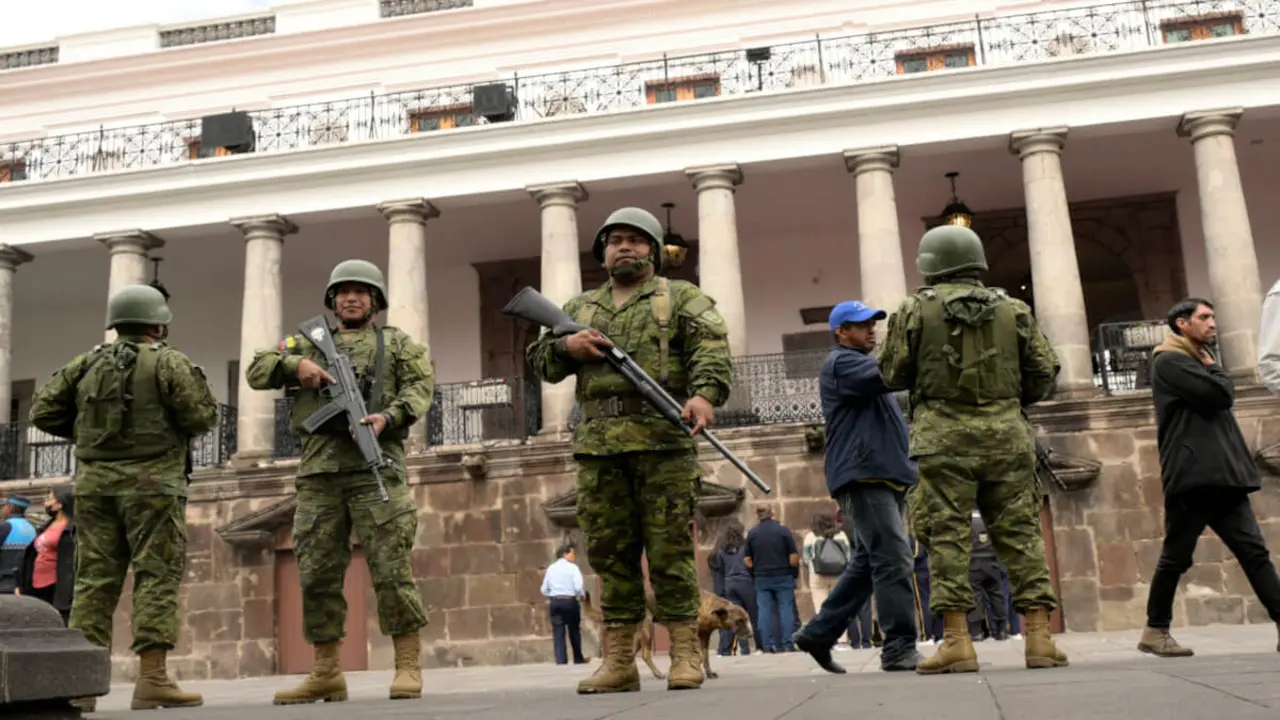 Soldados montan guardia frente al Palacio Presidencial de Carondelet, en el centro de Quito, el 9 de enero de 2024, un día después de que el presidente ecuatoriano Daniel Noboa declarara el estado de excepción tras la fuga de prisión de un peligroso jefe narco (Foto de Rodrigo BUENDIA / AFP)