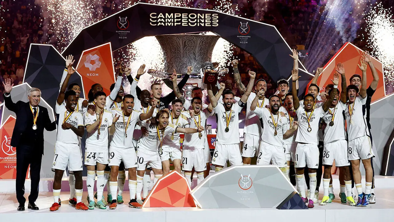 Nacho del Real Madrid levanta el trofeo con sus compañeros y el entrenador Carlo Ancelotti tras ganar la Supercopa de España
REUTERS/JUAN MEDINA