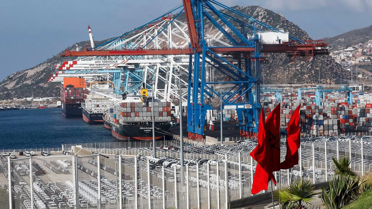 Grúas de contenedores en la terminal I del puerto Tánger Med en la ciudad norteña de Tánger - PHOTO/AFP