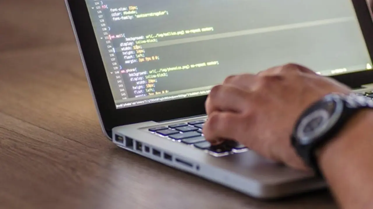 (Fuente de la imagen: https://www.pexels.com/de-de/foto/personencodierung-im-laptop-574071/)